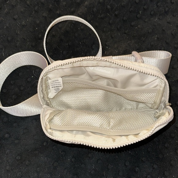 Lululemon Everywhere Belt Bag. White opal. 1L. - Picture 5 of 5